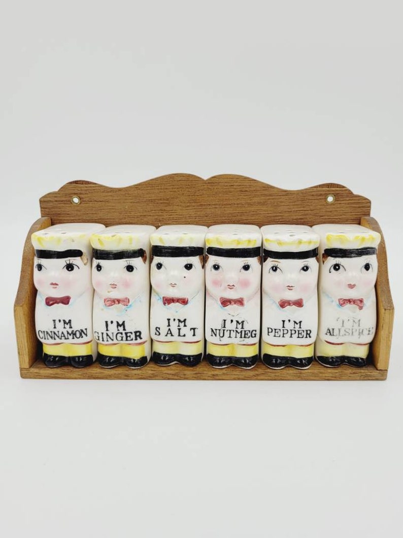 Vintage I'm Royal Sealy Chef Spice Shaker Set Wooden Shelf Caddy 6 Shaker Spice Set Japan Kitchen Decor Kitsch bild 1