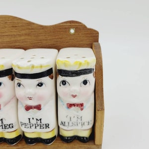 Vintage I'm Royal Sealy Chef Spice Shaker Set Wooden Shelf Caddy 6 Shaker Spice Set Japan Kitchen Decor Kitsch bild 2