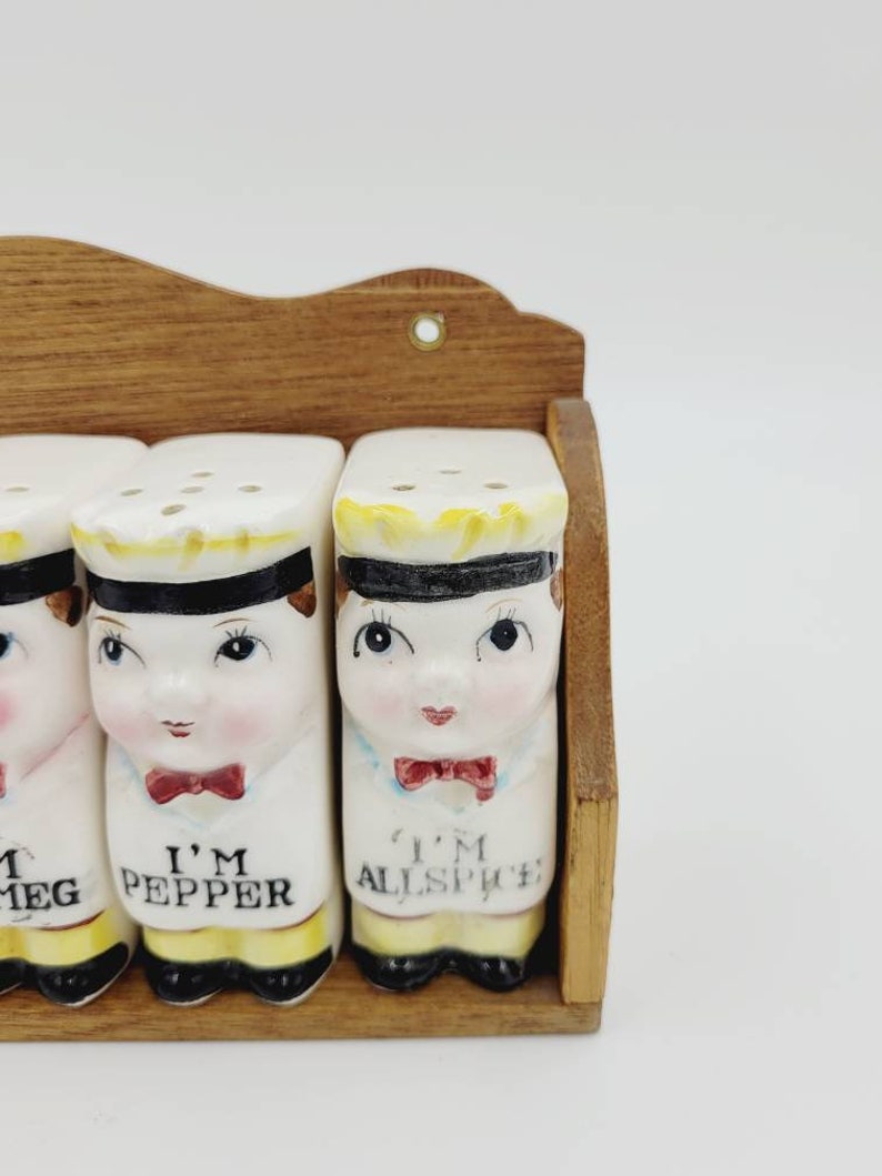 Vintage I'm Royal Sealy Chef Spice Shaker Set Wooden Shelf Caddy 6 Shaker Spice Set Japan Kitchen Decor Kitsch bild 2
