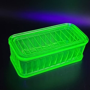 Vintage Green Depression Anchor Hocking Uranium Glass Refrigerator Dish Container Glows Under UV Light Collectible Kitchen Decor