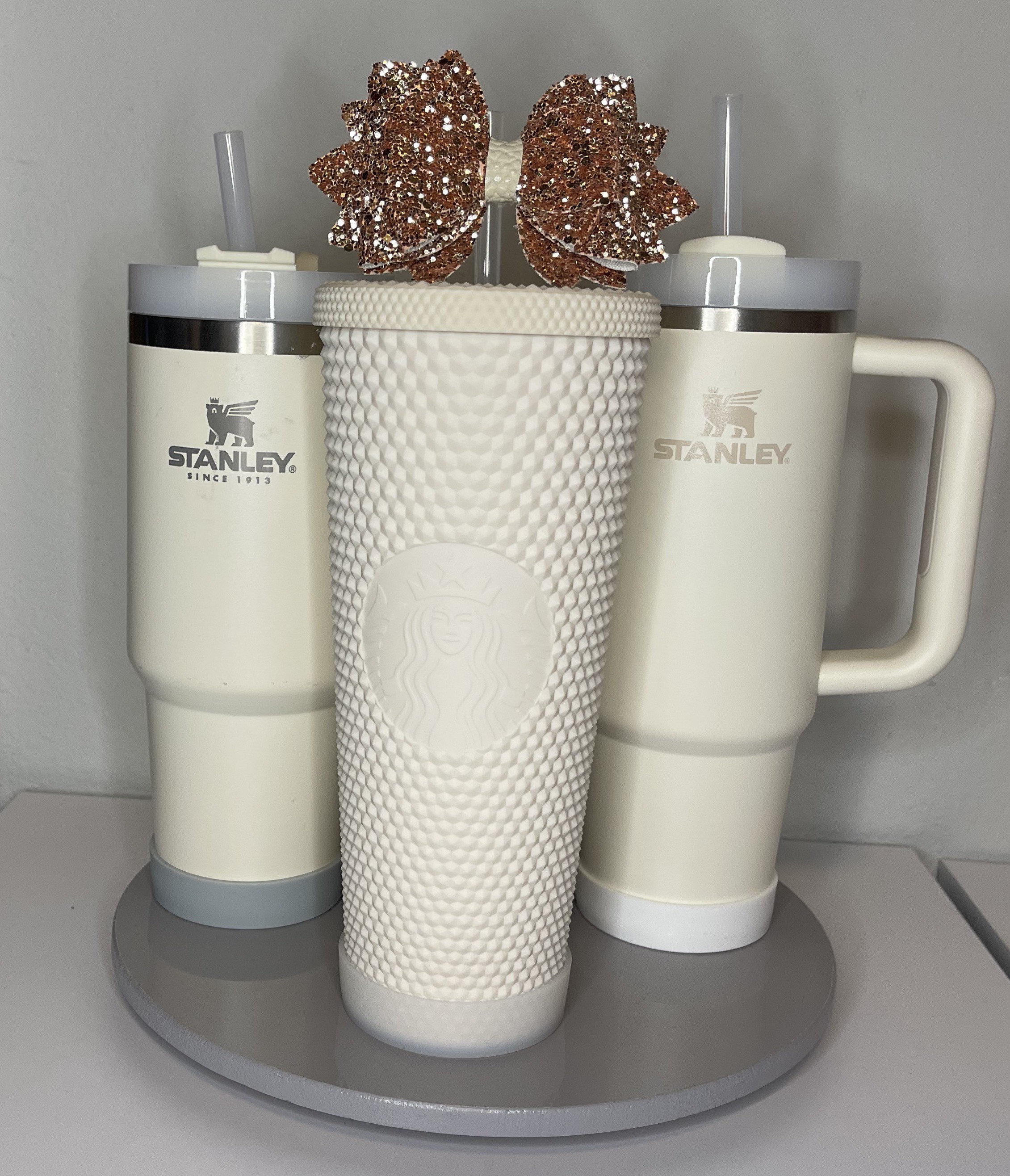 Set Accessori Per Tazze Stanley Con Fiocco Glitterato – 6 Pezzi: Stivali In Silicone, Coperchi Per Cannucce E Decorazioni - 2