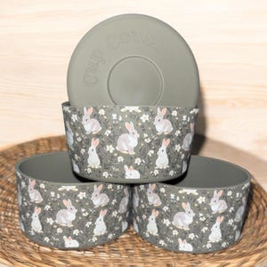 Cottage Core Bunnies - Stivale in silicone per Stanley Tumbler - Coniglietti a tema pasquale con fiori - Adatto per base da 7,5 cm
