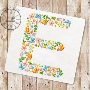 Diseño de bordado a máquina de letra E floral Fuente del alfabeto de flores silvestres de flores y mariposas Letras para un regalo personalizado 249