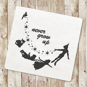 Könnte beinhalten: Schwarz-weiße Silhouette von Peter Pan, Tinkerbell und Wendy, die mit den Worten "never grow up" in einem Kreis um sie herum fliegen.