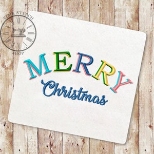 Puede incluir: Diseño bordado con las palabras "Merry Christmas" en un estilo colorido y de múltiples capas. Las letras están delineadas en diferentes colores, creando un aspecto lúdico y festivo.