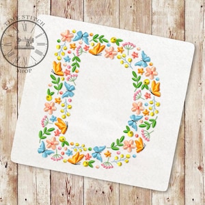 Letra floral D máquina de bordado Design Fonte do alfabeto de flores silvestres de flores e borboletas Letras para um presente personalizado 248