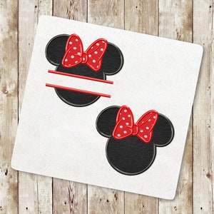 Puede incluir: Dos orejas de ratón negras y blancas con lazos rojos de lunares blancos. La oreja de ratón superior tiene un espacio en blanco para un nombre.