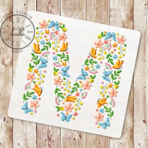 Diseño de bordado a máquina de letra M floral Fuente del alfabeto de flores silvestres de flores y mariposas Letras para un regalo personalizado 257