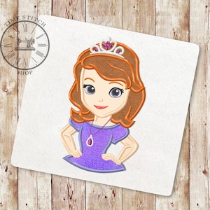 Puede incluir: Diseño bordado de una princesa de dibujos animados con cabello castaño, vistiendo un vestido morado, una corona y un collar con una gema morada.