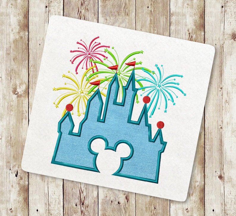 Peut inclure: Silhouette de ch&acirc;teau bleu avec d&eacute;coupe d'oreilles de Mickey Mouse, entour&eacute;e de feux d'artifice color&eacute;s.