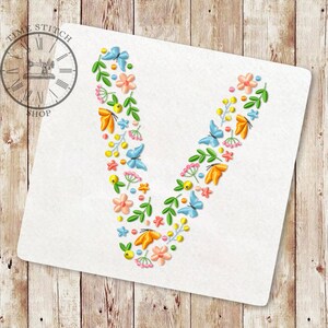 Letra floral V design de bordado à máquina Fonte do alfabeto de flores silvestres de flores e borboletas letras para um presente personalizado 266