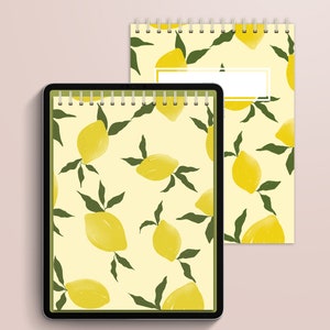 Puede incluir: Bloc de notas digital con dos cubiertas. Las cubiertas presentan un patrón de limón sobre un fondo amarillo claro. Los limones son amarillos con hojas verdes. El bloc de notas se muestra abierto en una tableta y cerrado.