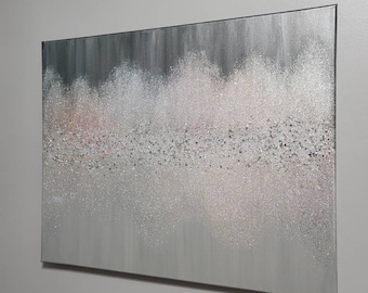 Op de afbeelding: Abstract schilderij op canvas met een zilver en wit glitterontwerp. Het schilderij heeft een textuur en een moderne stijl.