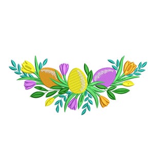 Può includere: Un ricamo pasquale con tre uova decorate arancioni, gialle e viola, circondate da foglie verdi, tulipani gialli e arancioni e boccioli viola. Il disegno è su sfondo bianco.