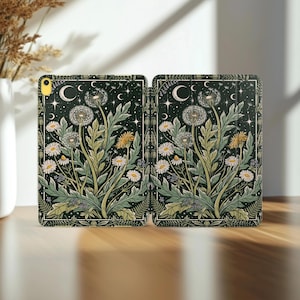 Może przedstawiać: Etui na tablet z ciemnozielonym tłem i botaniczną ilustracją białych dmuchawców, żółtych kwiatów oraz zielonych liści. Wzór zawiera elementy niebieskie, takie jak półksiężyce i gwiazdy, wykonane w stylu białej grafiki liniowej.