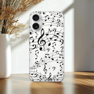 Puede incluir: Una funda transparente para teléfono con un diseño de notas musicales en blanco y negro. La funda presenta una clave de sol y notas musicales sobre un fondo blanco.