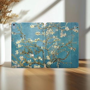 Funda Sakura Branch Mini para iPad 7 2024 con pétalos de flores pintados. Compatible con Pro 12.9 A2200, 10.5 (6.ª y 8.ª generación), 10.2 (11"), M2, M3, Air 4 y 5. Inspirada en la obra de Van Gogh «Flor de almendro».
