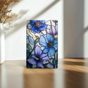 Puede incluir: Una taza de cerámica blanca con un asa negra y el texto "But First, Coffee" en negrita negra. La taza está sobre una superficie de madera. La taza mide aproximadamente 10 cm de alto.