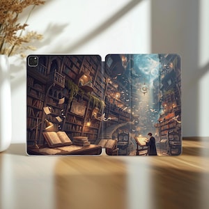 Puede incluir: Una funda para tableta con una ilustración detallada de una biblioteca de varios pisos con estanterías altas, una escalera de caracol, papeles flotantes y una persona leyendo en un escritorio bajo una fuente de luz celestial.