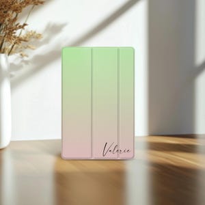 Puede incluir: Un juego de tres tazas de cerámica con un acabado moteado y mate. Las tazas son en tonos crema, gris claro y gris oscuro. Cada taza tiene un diseño simple y minimalista, ideal para café o té.