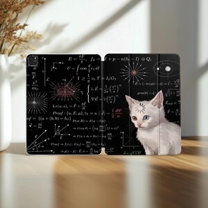 Peut inclure: Une coque de tablette noire ornée d'un chaton blanc aux yeux vairons, un bleu et un marron, sur un fond de formules mathématiques, d'équations physiques et de diagrammes géométriques blancs complexes imprimés sur toute la surface.
