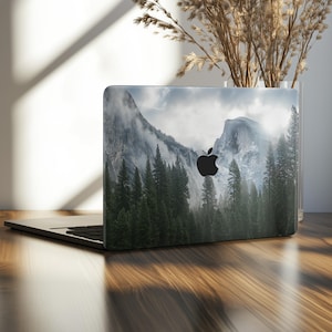 Funda rígida de viaje para MacBook de 14 pulgadas con diseño de montañas brumosas, color verde bosque, para MacBook Air de 15 pulgadas (M4, 2024, M1, 16 pulgadas, 13 pulgadas, M3, MacBook Pro de 2025, M2, Nordic A3241)