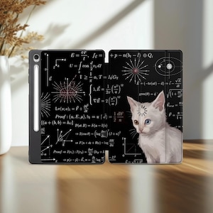 Puede incluir: Una funda de tableta negra con un gatito blanco con heterocromía, un ojo azul y otro ámbar, sobre un fondo de complejas ecuaciones matemáticas y fórmulas físicas en blanco, con un lápiz óptico guardado en la ranura lateral.