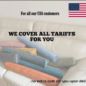 Puede incluir: Una colecci&oacute;n de cojines cil&iacute;ndricos largos en varios colores s&oacute;lidos, incluyendo azul claro, melocot&oacute;n, gris, beige y rosa, dispuestos sobre un sof&aacute; de cuero blanco. La imagen incluye el texto For all our USA customers, WE COVER ALL TARIFFS FOR YOU, y no extra cost for you upon delivery.