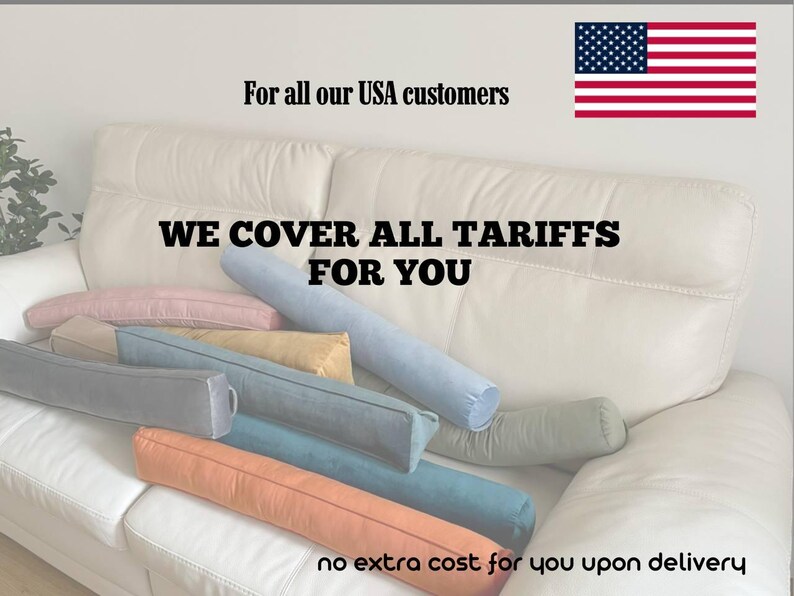 Puede incluir: Una colecci&oacute;n de cojines cil&iacute;ndricos largos en varios colores s&oacute;lidos, incluyendo azul claro, melocot&oacute;n, gris, beige y rosa, dispuestos sobre un sof&aacute; de cuero blanco. La imagen incluye el texto For all our USA customers, WE COVER ALL TARIFFS FOR YOU, y no extra cost for you upon delivery.