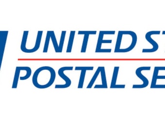 Op de afbeelding: Het officiële logo van de United States Postal Service met een blauw vierkant met een gestileerde witte adelaarskop naar rechts gericht, gevolgd door de tekst UNITED STATES POSTAL SERVICE in blauwe hoofdletters met een dunne rode horizontale lijn.