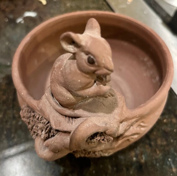 j hale frog on branch cup pottery This piece is from a noted sculpture making a green frog on the outside of a thrown pottery piece.3”3”3” j hale frog on branch cup pottery This piece is from a noted sculpture making a green frog on the outside of a thrown pottery piece.3”3”3”