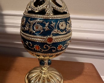 Peacock egg inside spins around and play’s moonlight sonata. Faberge Egg with peacock, trinketGreat gift for any occasion! Gift, home decor,