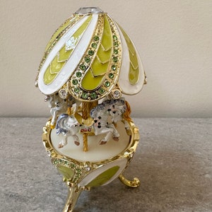 Carillon a forma di giostra, verde chiaro e bianco. Realizzato a mano, è un gioco primaverile. Ideale come regalo per neonati, alto 13 cm.