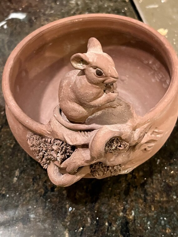 j hale frog on branch cup pottery This piece is from a noted sculpture making a green frog on the outside of a thrown pottery piece.3”3”3” j hale frog on branch cup pottery This piece is from a noted sculpture making a green frog on the outside of a thrown pottery piece.3”3”3”