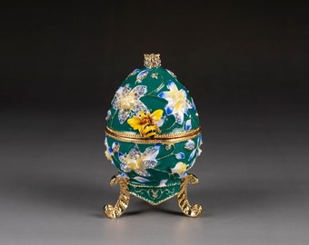 Faberge Typ Ei mit Biene und Blume grün mit Blumenmuster mit Swarovski-Kristallen öffnet sich, um Schmuck oder Schmuckstücke zu halten. Es ist 3,75 Zoll groß