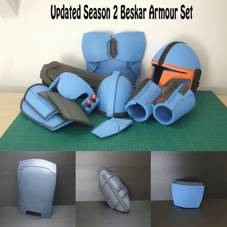 Op de afbeelding: Een set blauwe en zwarte foam-pantserdelen voor cosplay. De set bevat een helm, borststuk, schouderbeschermers en armguards. De tekst "Updated Season 2 Beskar Armour Set" is zichtbaar bovenaan de afbeelding.