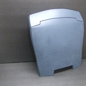 Puede incluir: Un escudo de pl&aacute;stico azul con un borde elevado y un recorte en la parte inferior. El escudo est&aacute; hecho de un pl&aacute;stico liso y duro.