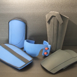 以下が含まれることがあります： コスプレやコスチューム作りのためのフォームパーツ5個。2つは黒のトリムが付いた青、1つは赤のアクセントが付いた青、2つは黒です。