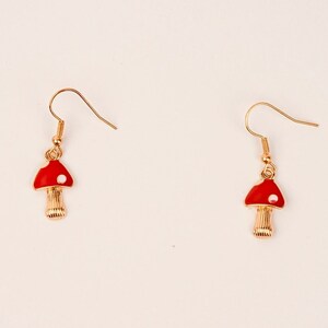 Pendientes de hongo, pendientes rojos, pendientes colgantes dorados, joyería minimalista, joyería bonita, joyería infantil, pendientes únicos, joyería de hongo