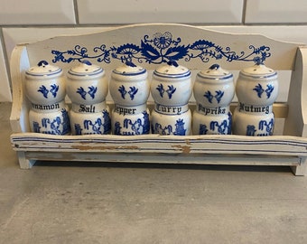 Blue willow pattern spice rack.