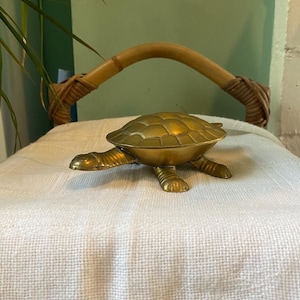 Caja de baratijas de tortuga de latón vintage