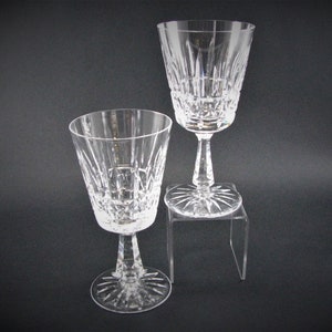 Peut inclure: Deux verres à vin en verre transparent avec un motif en cristal taillé. Les verres sont sur un fond noir.
