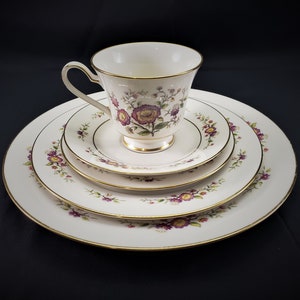 Noritake Japan Asian Song #7151 Floral pattern 5 Piece Place Setting Gold Trim