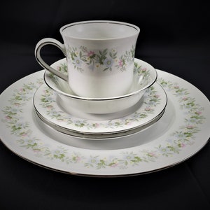 Johann Haviland Bavaria Germany Floral Forever Spring Pattern 5 pc place setting circa 1982