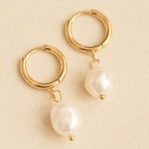 18K Gold Hoop Earring, Pearl Hoop Earring, Baroque Pearl Earring, Bridesmaids Gift, Geometric Earring, Minimalist Earring, Pearl Jewelry