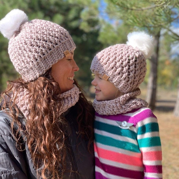 mom and daughter matching winter hats