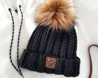 Wintermuts met pootafdruk: handgemaakte acrylhoed met pom van imitatiebont