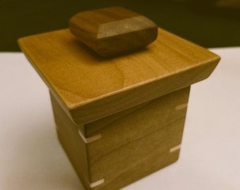 Small Wooden Box Knobby Lid/Keepsakes/Trinkets