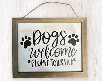 Plaque Décorative En Bois "Dogs Welcome People Tolerated" - 25,4 X 15,2 Cm - Panneau Humoristique Avec Corde Pour Porte Ou Mur