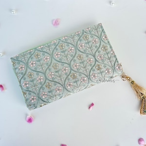 Cartera bordada en menta con pequeñas flores rosas Cartera de mujer hecha a mano con borlas bordadas a mano Cartera de mano con estampado de flores